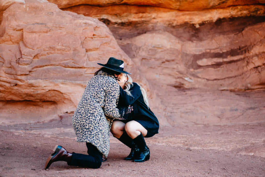 couple kissing at red rocks park